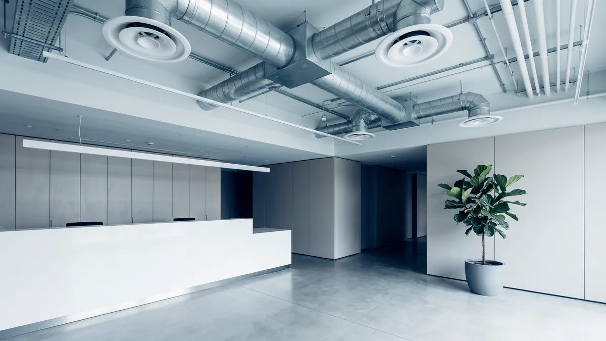 Heller Empfangsbereich mit Tageslicht durch eine Glasfront