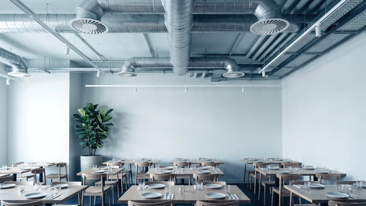 Ruhiger Gastraum eines Restaurants mit Tageslicht
