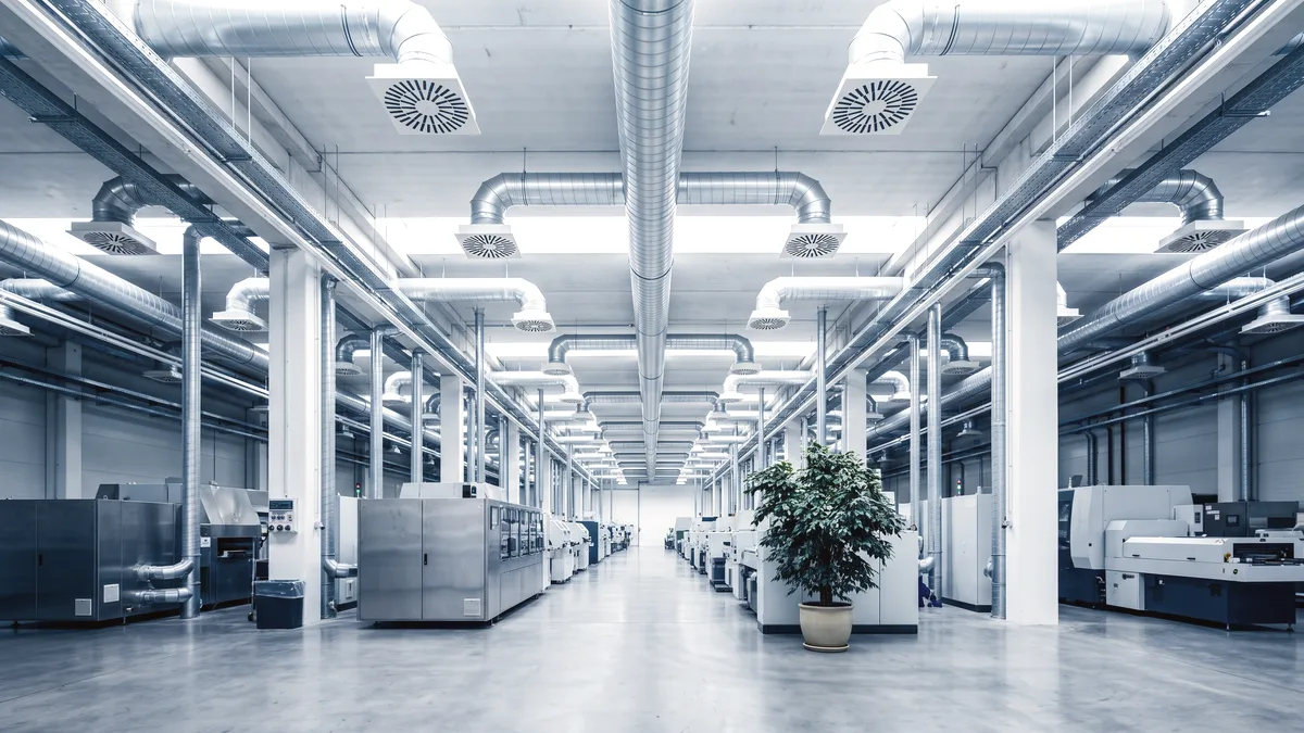 Helle Produktionshalle mit Oberlichtband