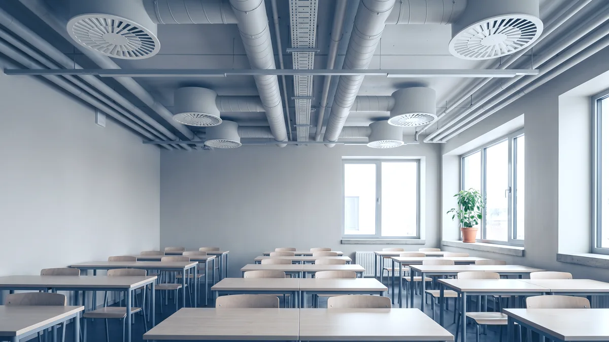 Klassenraum mit Tageslicht durch eine Fensterfront
