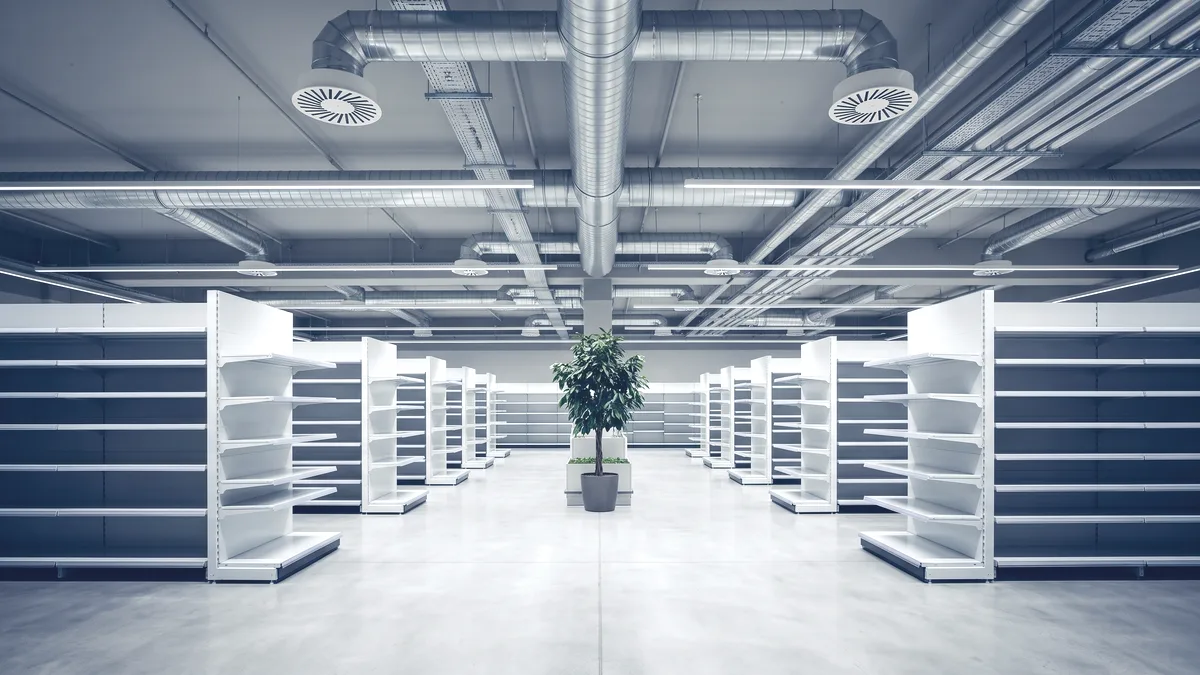 Heller Supermarkt mit Tageslicht