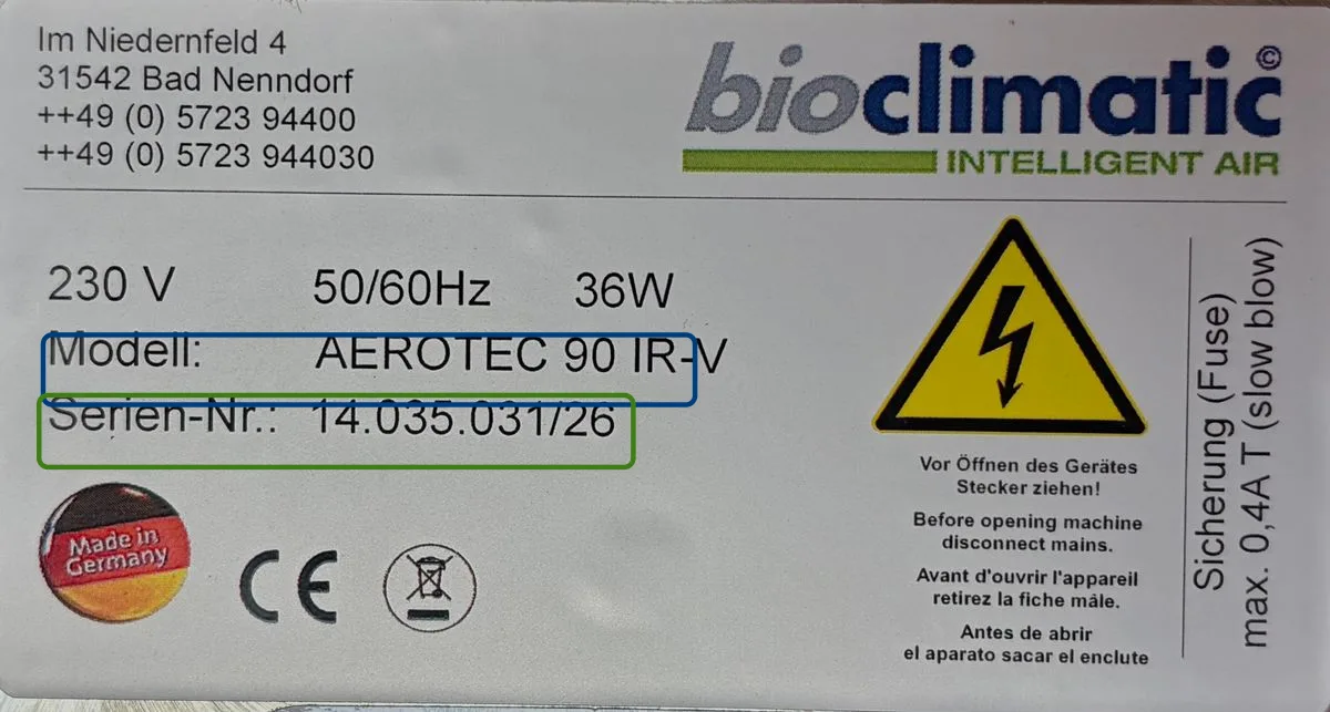 Beispiel eines bioclimatic-Typenschilds: die Zeile Modell ist blau markiert, die Zeile Serien-Nr. grün markiert